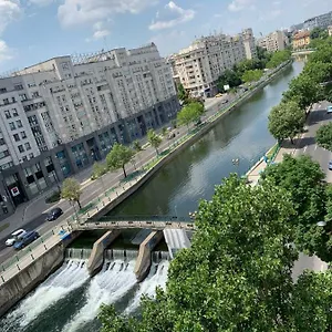 Old Town River View 123 דירה
